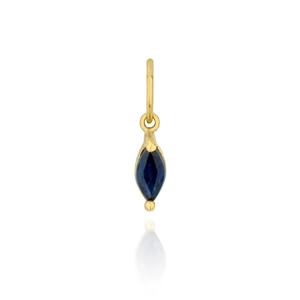 Dettaglio ravvicinato di un ciondolo con zaffiro blu scuro taglio marquise placcato oro 18K