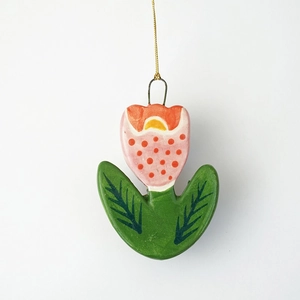 Détail macro du pendentif fleur de tulipe avec anneau doré pour bijoux DIY
