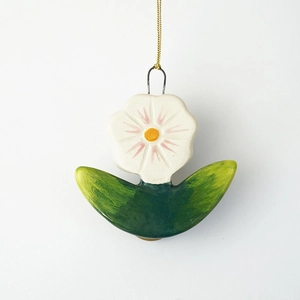 Détail d'un pendentif fleur en acier inoxydable plaqué or 18 carats avec pétales blancs