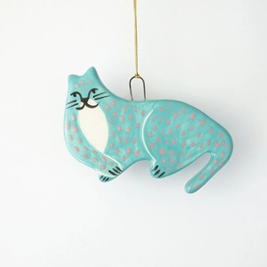 Détail du pendentif chat bleu en céramique avec pois roses et cordon doré pour bijoux