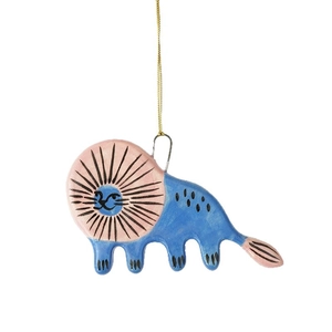 Pendentif lion artistique bleu en céramique avec cordon doré 18 carats sur fond blanc