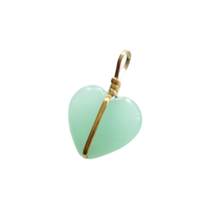 Minimalistische goudomwikkelde hartvormige groene steenhanger op witte achtergrond