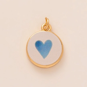 Goldener runder Anhänger mit blauem Herz-Verlauf auf weißem Hintergrund für DIY-Schmuck