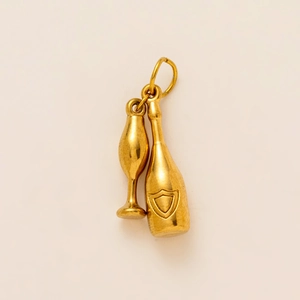 Gedetailleerde opname van gouden hangers in de vorm van een wijnfles en wijnglas
