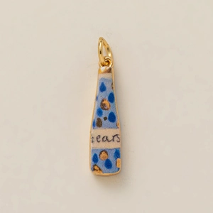 Elegante vergulde fles hanger met blauwe emaille stippen en hears belettering