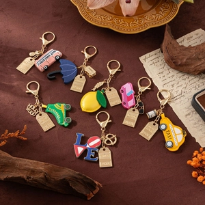 Set de porte-clés rétro avec breloques en cuir et fermoirs mousquetons dorés pour voyage