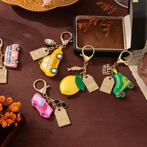 Porte-clés colorés avec patins à roulettes et taxi sur un fond de cadeau de luxe élégant