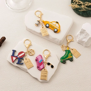 Porte-clés colorés en cuir sur le thème de la ville sur un présentoir en pierre