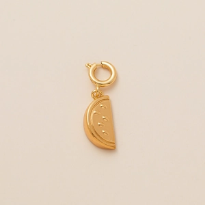 Pendentif tranche de pastèque dorée avec cinq graines et fermoir à ressort