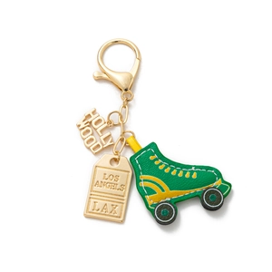 Détail d'un patin à roulettes en cuir vert et breloques Hollywood sur un porte-clés