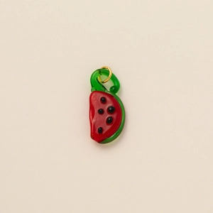Détail d'un pendentif pastèque en verre rouge et vert pour la création de bijoux DIY