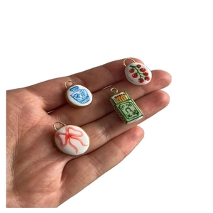 Set mit vier 18K vergoldeten Emaille-Anhängern mit Kirschschleife und Blumendesigns