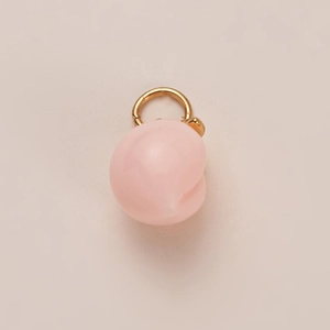 Gedetailleerd zicht op roze perzik hanger met 14k vergulde ring en realistische textuur