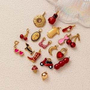 Set de breloques DIY en émail doré avec cerises et bottes pour création de bijoux