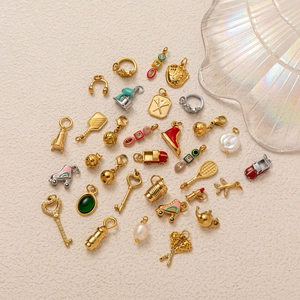 Diverse 18K vergulde roestvrijstalen bedeltjes met sport- en lifestyle-ontwerpen voor DIY