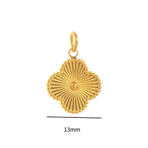 Macro-opname van 18K vergulde klaver hanger met 13 mm breedte en textuurdetail
