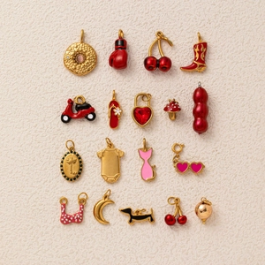 Set de 18 breloques en émail rouge incluant cerise et bottes pour création de bijoux