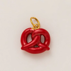 Ciondolo a forma di pretzel in smalto rosso con placcatura in oro 18 carati per gioielli