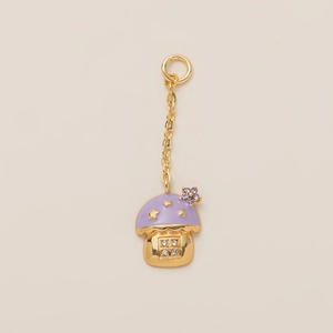 Detalle del colgante de casa de hongo chapado en oro 18K con esmalte morado y cristales
