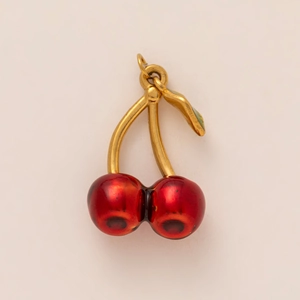 Détail du pendentif cerise avec fruits en résine rouge et tige en métal doré poli