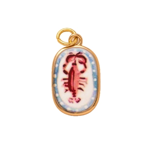 Colgante de langosta bañado en oro con motivo abstracto rojo y puntos azul claro
