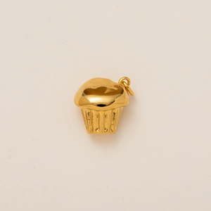 Dettaglio del ciondolo cupcake placcato oro 18K con trama crema liscia e scanalature metalliche