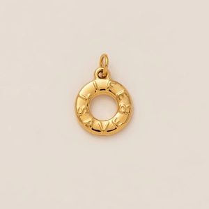 Dettaglio macro di un ciondolo salvagente placcato oro 18K con incisione LIFE SAVER