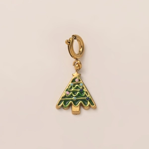 Nahaufnahme goldener Weihnachtsbaum-Ohrringe mit grüner Emaille und bunten Akzenten