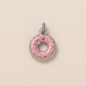 Dettaglio del ciondolo a ciambella in smalto rosa con dettagli in acciaio inossidabile 18K