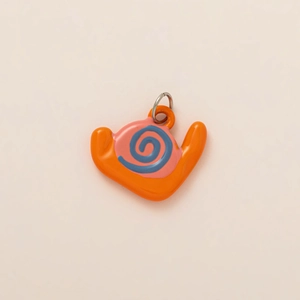 Detailansicht eines glänzenden Schneckenanhängers in Orange mit rosa Spiralhaus