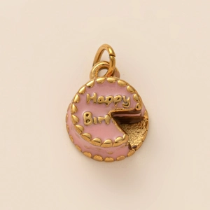 Dettaglio di un ciondolo a forma di torta in oro 18K con smalto rosa e scritta Happy Birth