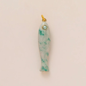 Artistic minzgrüner Fisch-Anhänger mit Perlenauge und Goldring auf weißem Grund