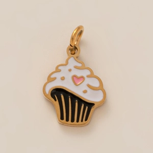 Dettaglio del ciondolo cupcake placcato oro 18K con smalto bianco e cuore rosa