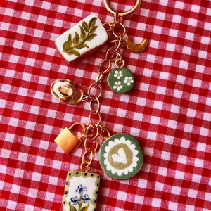 Détail d'un porte-clés coloré avec motifs floraux, carreaux céramique et pendentifs dorés