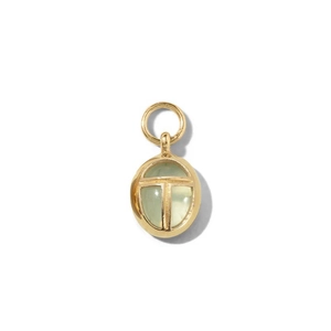 Detail van 18K vergulde ovale hanger met lichtgroene steen en geometrische metalen overlay
