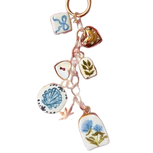 Porte-clés chic avec nœud floral et breloques de cœur sur chaîne en or rose