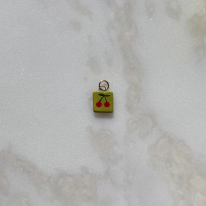 Colgante cuadrado de resina verde con estampado de cereza roja y anillo dorado