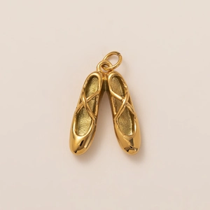 Dettaglio dei ciondoli a scarpetta di danza in oro 18K lucido per creazione gioielli