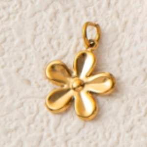 Dettaglio di un ciondolo a forma di fiore a cinque petali in acciaio inossidabile 18K