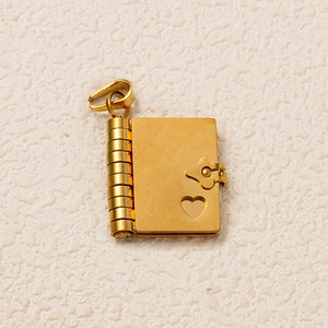 Vista macro di un ciondolo a libro placcato oro 18K con ritaglio a cuore e dettaglio cerniera