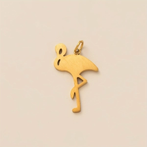Vue détaillée du pendentif flamant doré avec texture brossée et fermoir à anneau