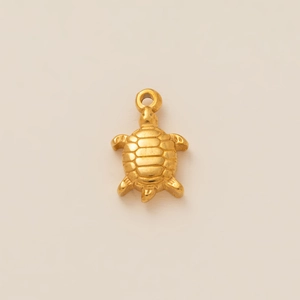 Vue détaillée du pendentif tortue en acier inoxydable plaqué or 18 carats avec texture