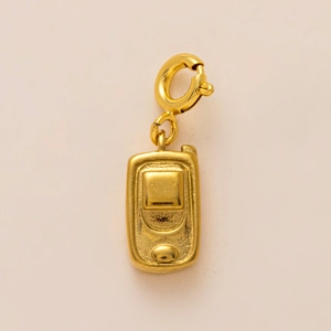 Detailansicht eines Retro-Handy-Anhängers mit 18K Gold-Vakuumplattierung und Federverschluss