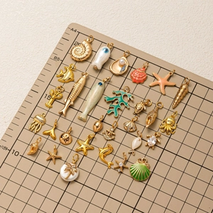 Set ciondoli marini dorati con stelle marine e conchiglie per creazione gioielli DIY