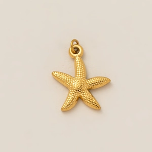 Détail macro d'un pendentif étoile de mer plaqué or 18 carats avec surface en relief
