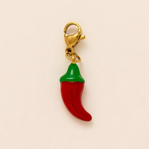 Dettaglio ravvicinato di un ciondolo a peperoncino in smalto rosso con chiusura a moschettone