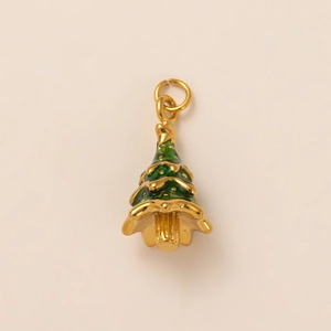 Dettaglio di un ciondolo ad albero di Natale placcato oro 18K con smalto verde