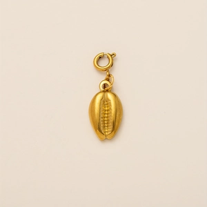 Détail d'un pendentif en coquillage plaqué or 18K avec fermoir à ressort rond
