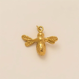 Gros plan détaillé du pendentif abeille plaqué or 18 carats avec ailes ciselées