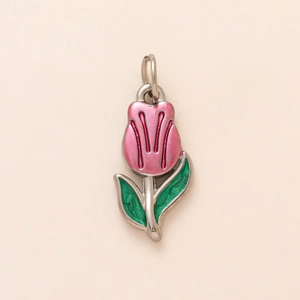 Detailansicht eines Tulpen-Emaille-Anhängers mit rosa Blüten und grünen Blättern auf Silber